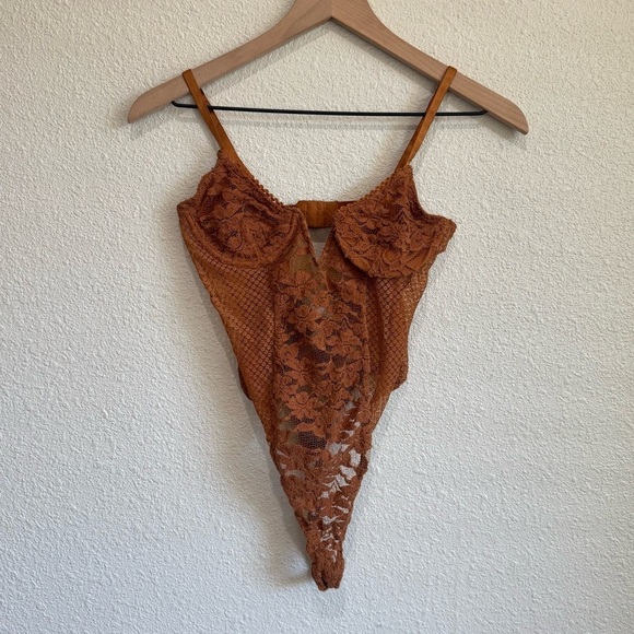 24 Urban Outfitters Out From Under Womens Medium Lace Cinnamon Bodysuit Dainty - Picture 1 of 7